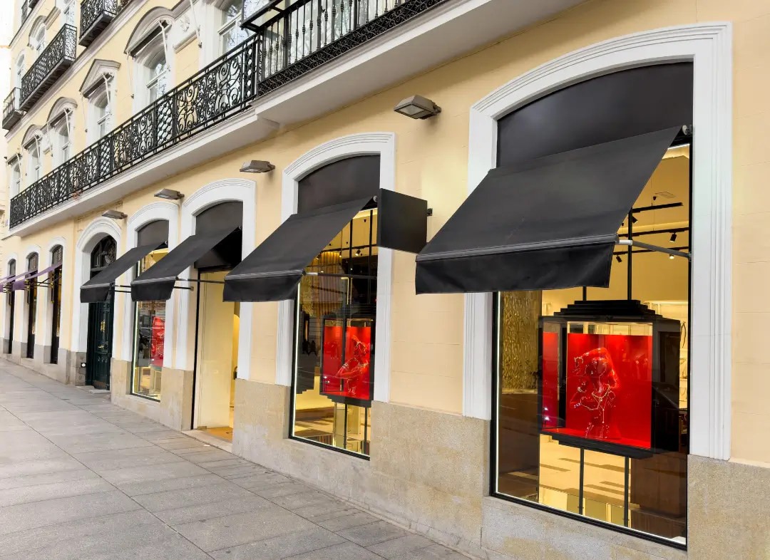 Façade vitrine de magasin en aluminium sur mesure à Villefranche-sur-Mer